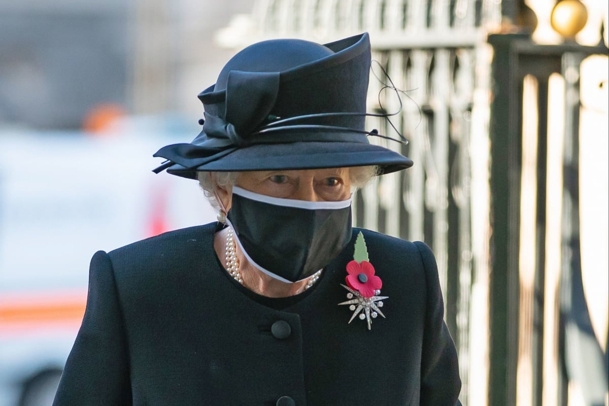Queen wears mask for first time in public at remembrance service
