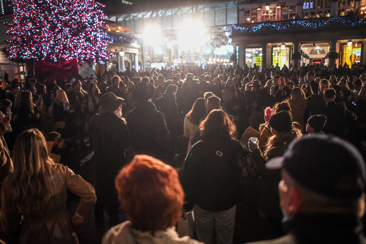Four arrests after hundreds  of ‘covid rule breakers’ swoop on Harrods as crowds pack central London