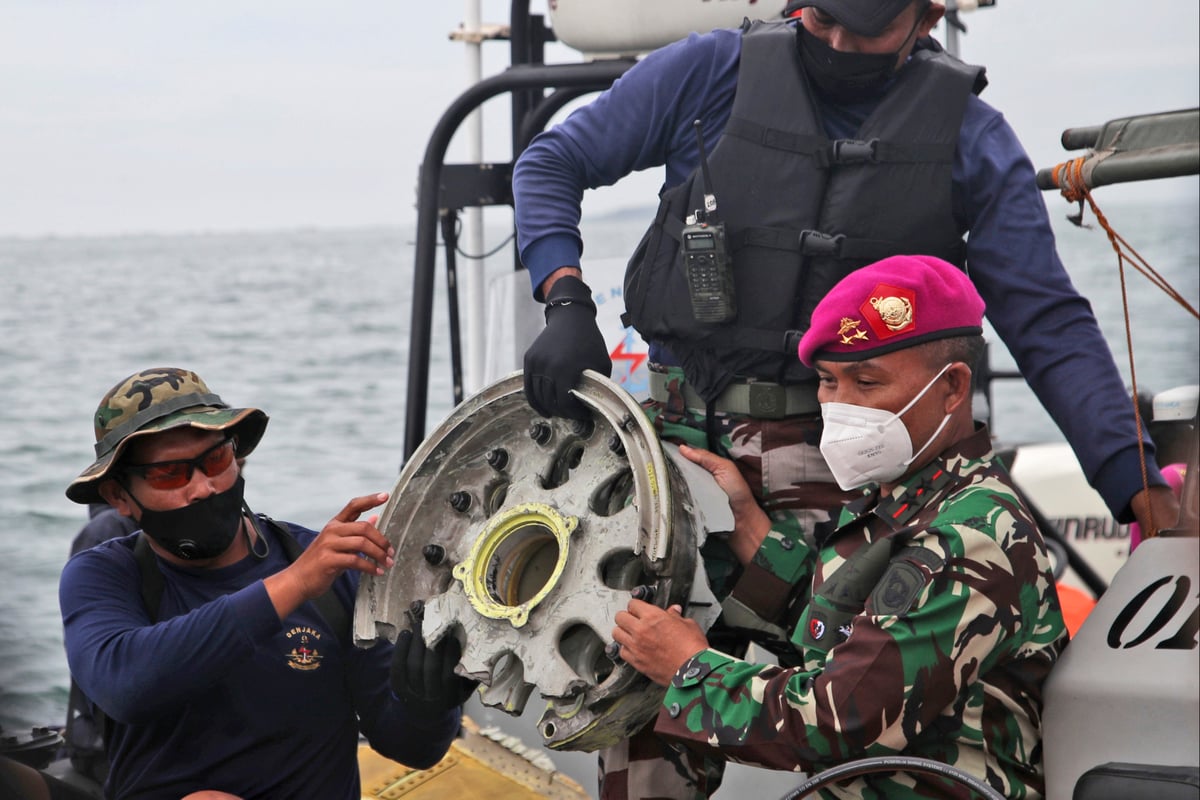 Indonesia plane crash: Divers locate wreckage of Sriwijaya Air flight 182
