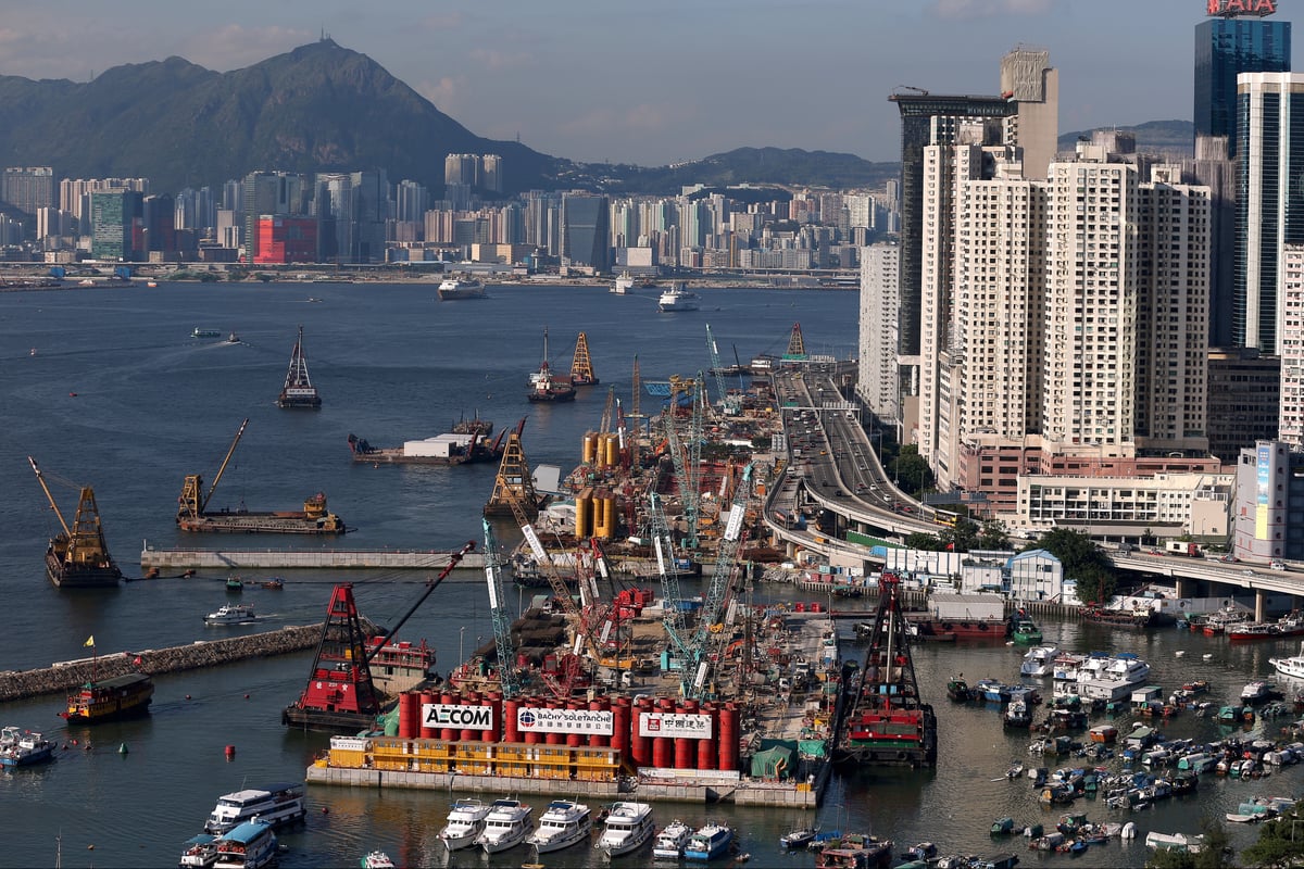 Covid: UK travellers banned from Hong Kong amid variant concerns