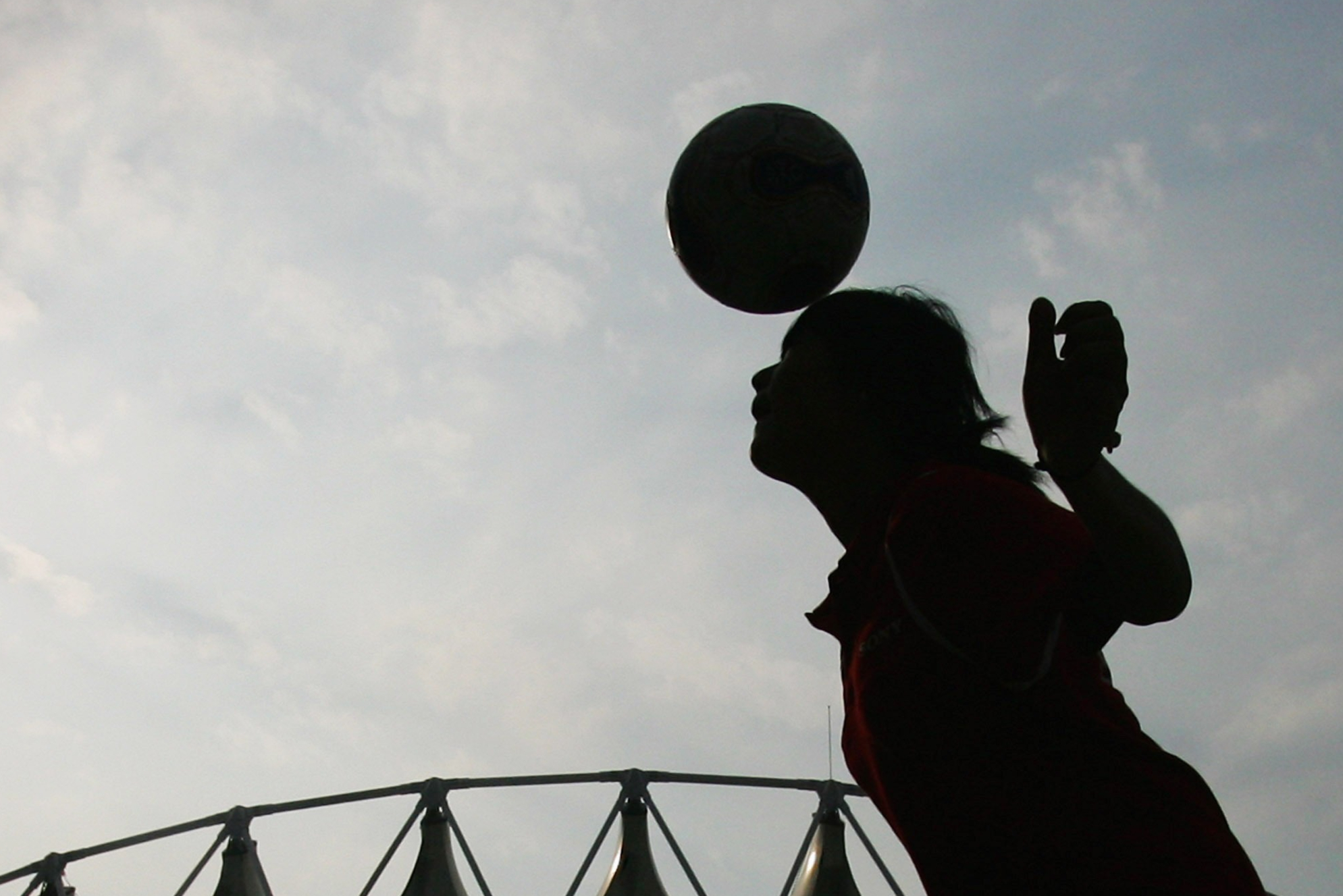Premier League to trial mouthguard tech for brain injury study