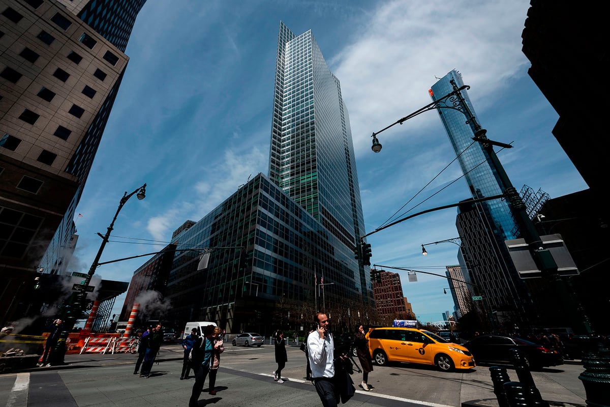 Exhausted Goldman Sachs bankers complain about working a 95 hour week