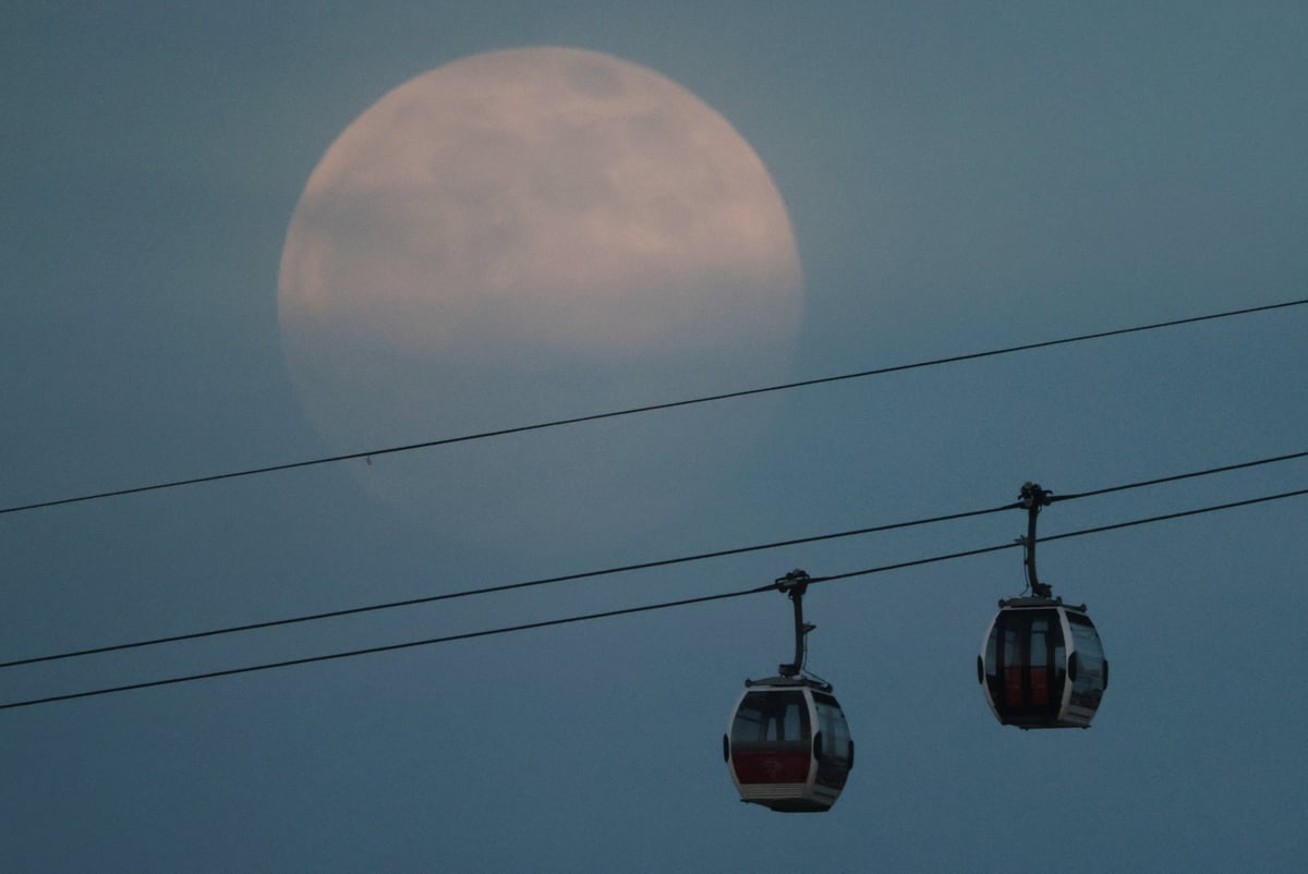 Pink Supermoon lights up London skyline 