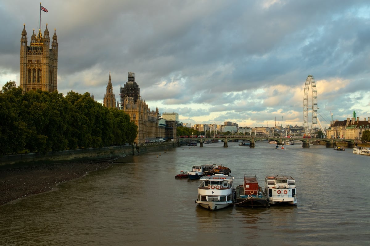 Thames flotilla remembers Mayflower return 400 years ago