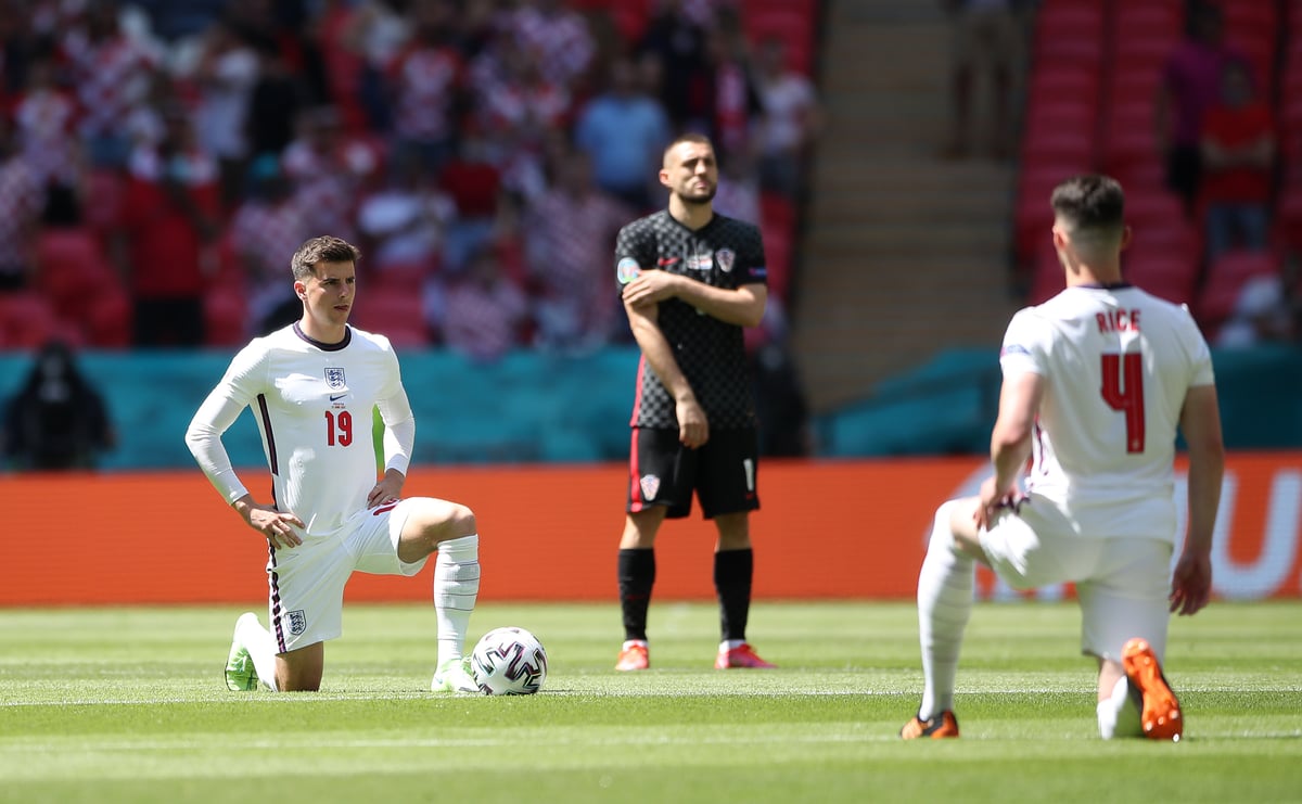 Starmer criticises PM over delay in condemning booing of England taking knee