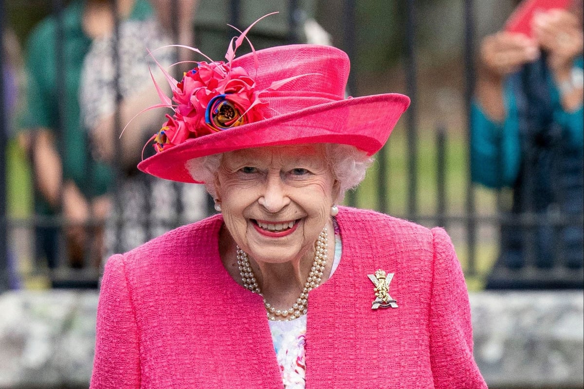 Queen officially welcomed to Balmoral by guard of honour