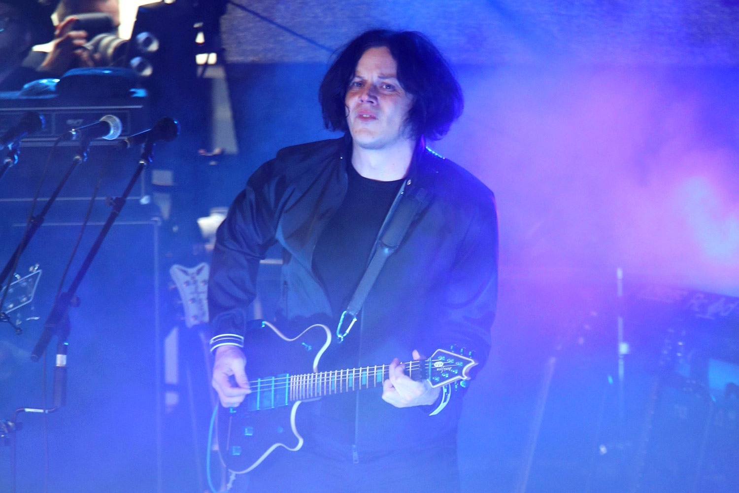 Rocker Jack White weds on stage during gig