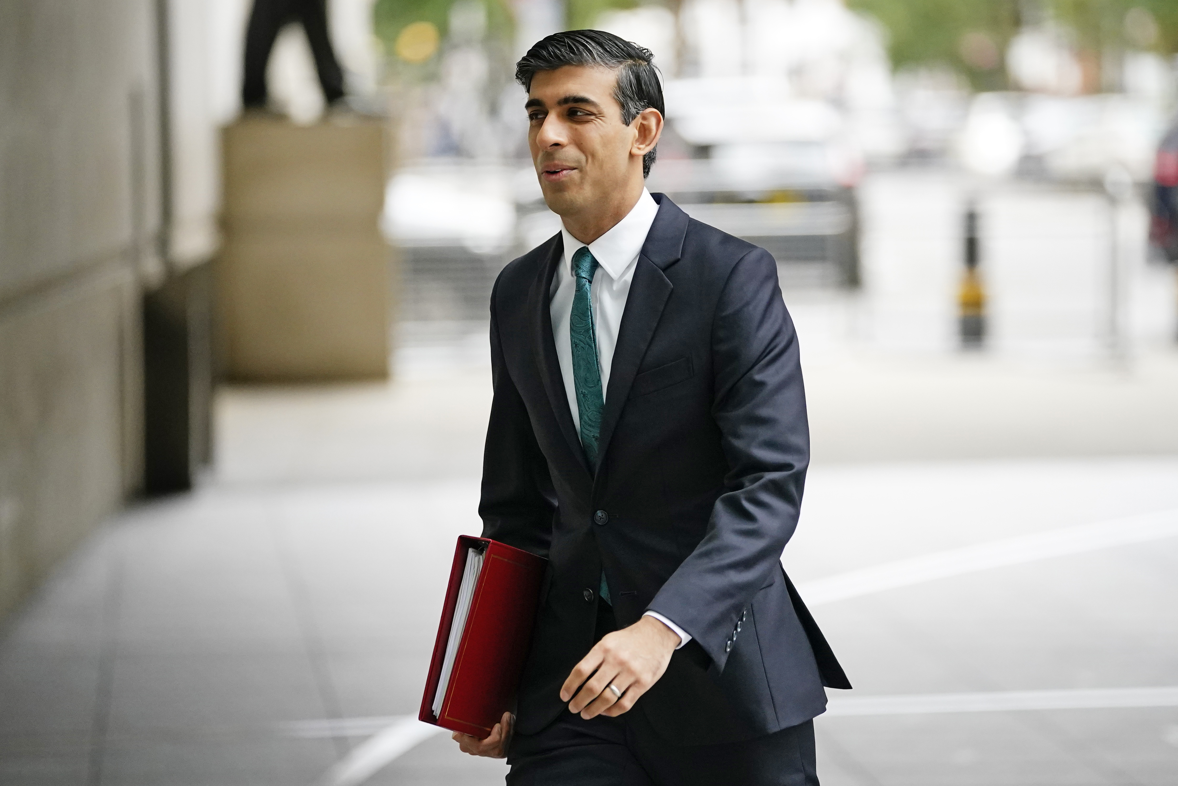Budget: National living wage to rise to £9.50 an hour