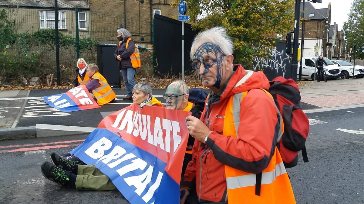 Insulate Britain attacked with ink as they block A40 in west London and roundabout in Dartford
