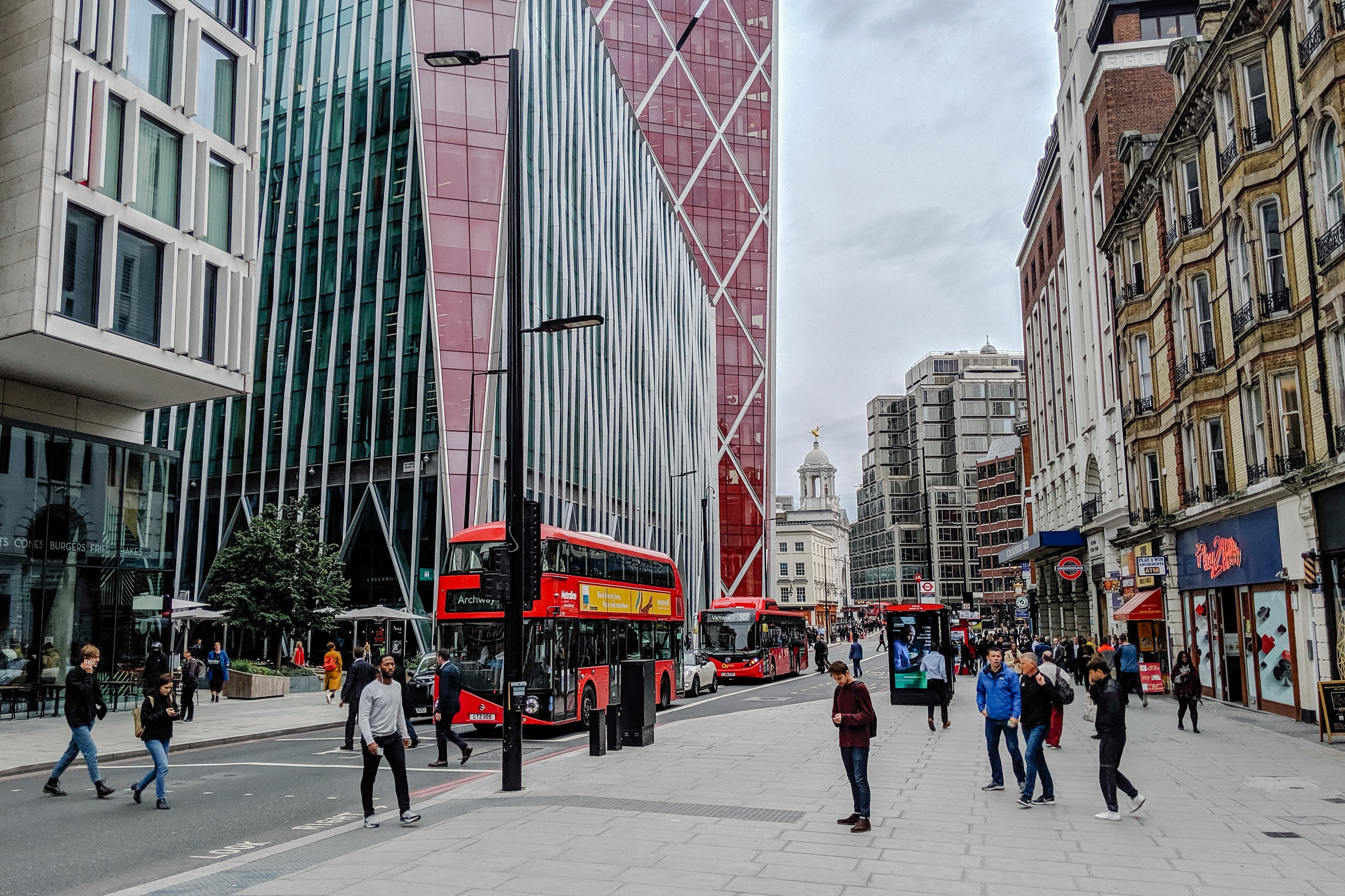 Man stabbed in street fight near Victoria Station