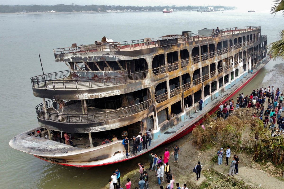 Bangladesh river ferry fire: 39 dead and 100 hurt 