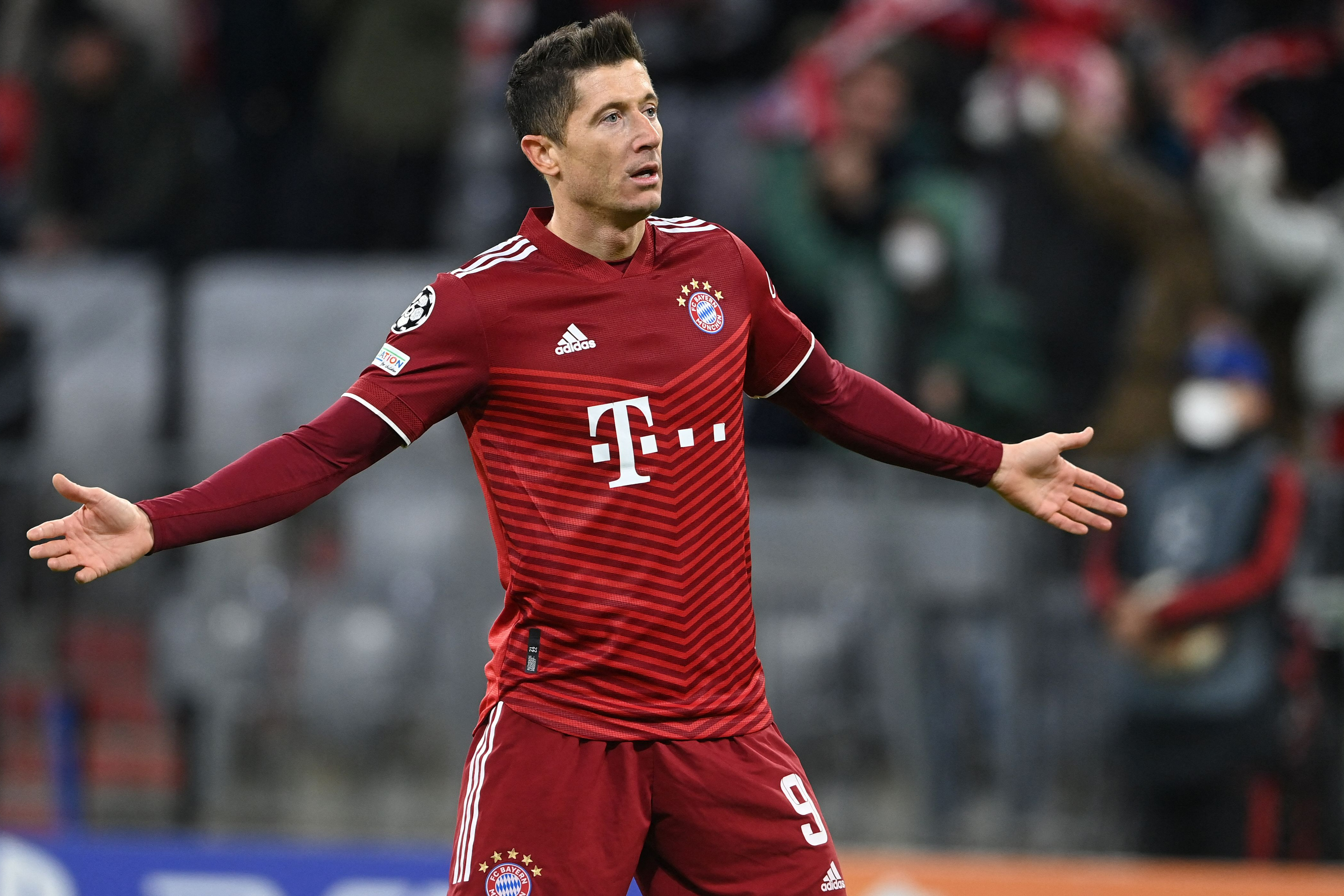 Lewandowski hat-trick helps Bayern obliterate Salzburg in 7-1 win