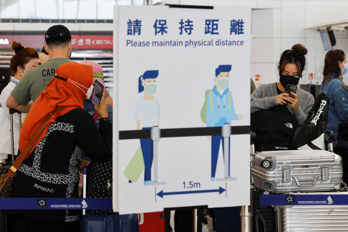 Hong Kong announces Covid plan and lifts UK, US flight ban