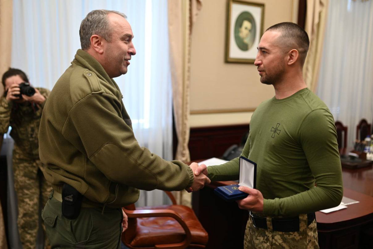 Ukrainian soldier who defied Russian warship with slogan awarded medal