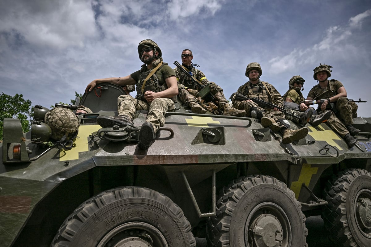 Putin’s forces sending threats to phones of Ukraine’s soldiers, say defence experts