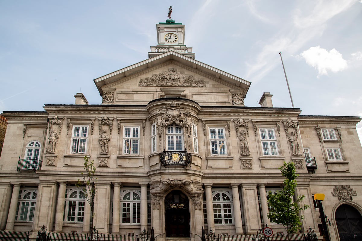Goldsmiths to keep slavery statues after local vote for them to stay