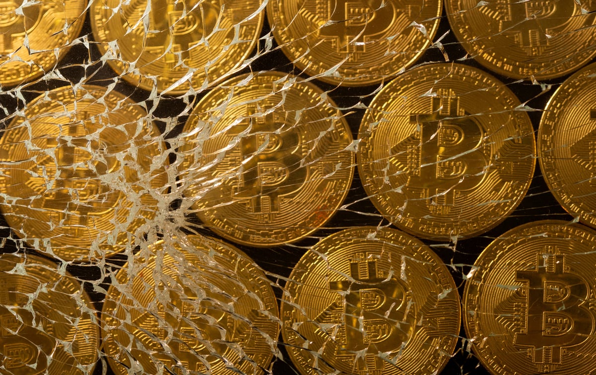 Bitcoin drops below $19,000 benchmark 