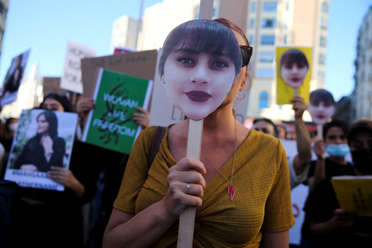 The heroic young women creating viral protests in Iran 