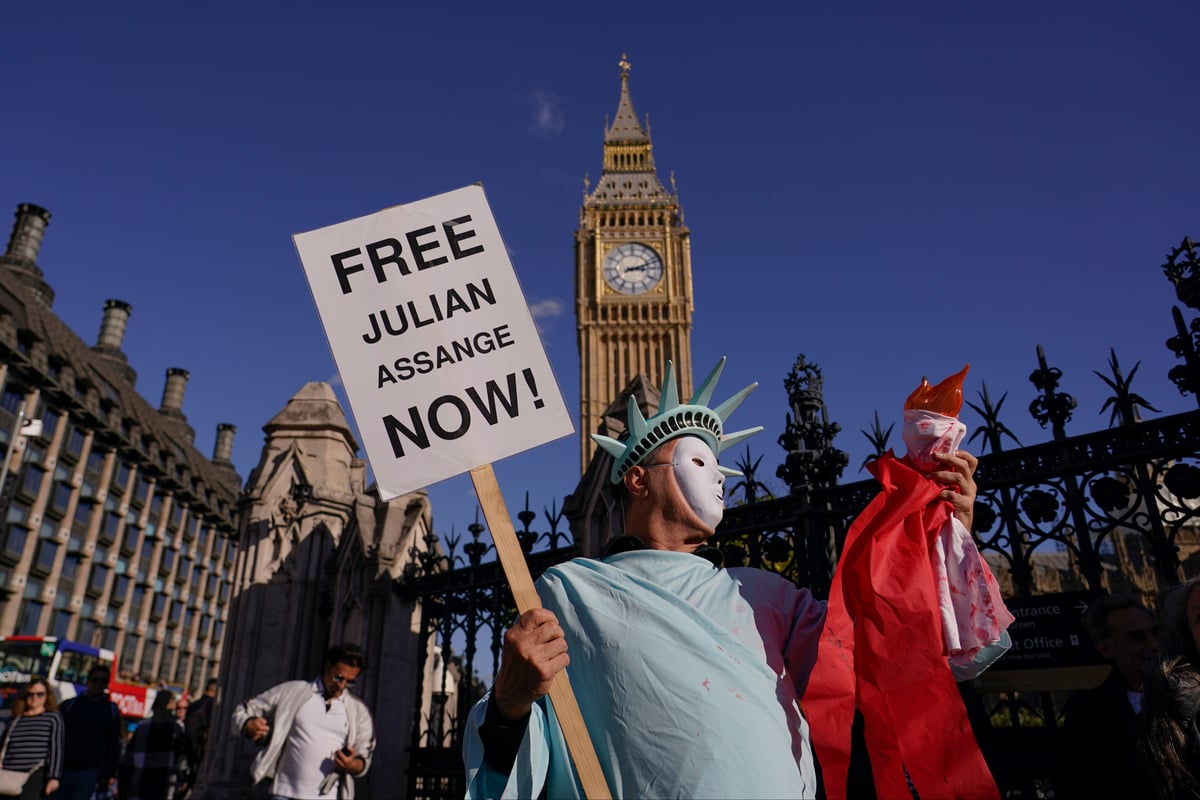 London: Russell Brand and Jeremy Corbyn join human chain to support Julian Assange