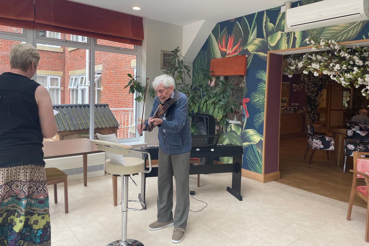 Man reunites with former teacher with dementia and gives him back gift of music