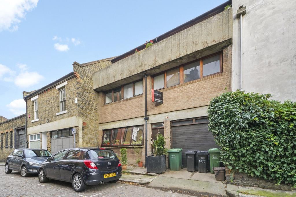 Studio to rent with kitchen and toilet only accessible from the garden