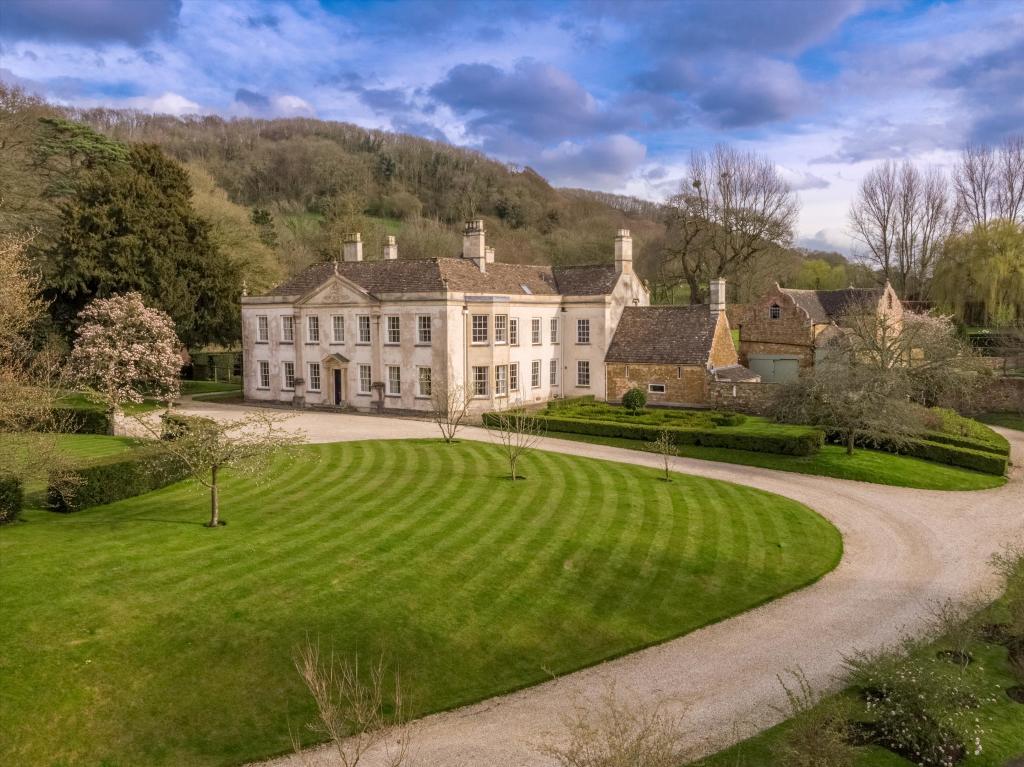 Evelyn Waugh’s country mansion sells for £3.16m at auction – despite its tenants obstructing the sale