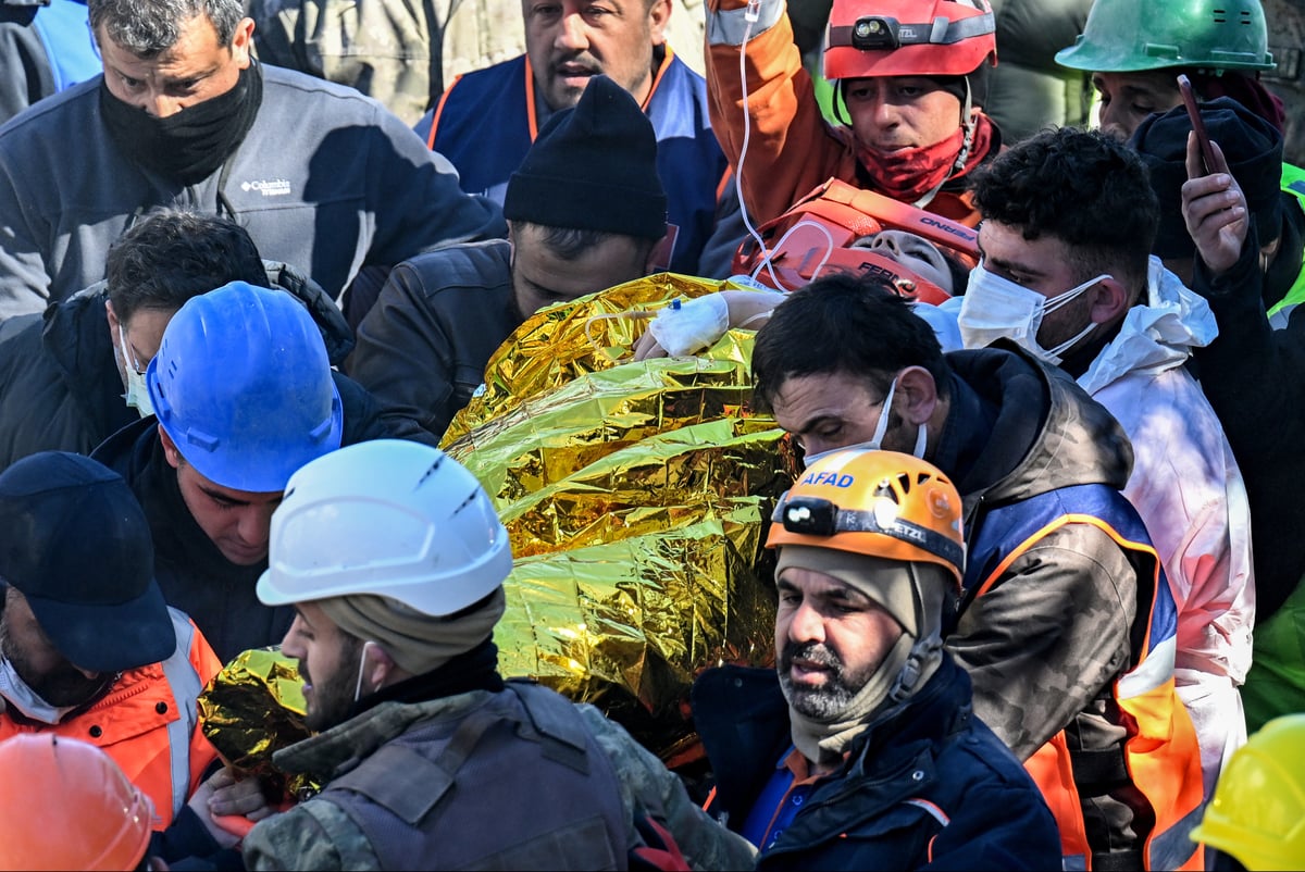 Rescuers pull more survivors from earthquake rubble over 250 hours on