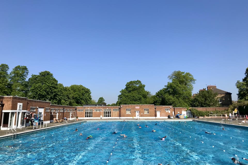 S24938 Brockwell Lido
Alamy Stock Photo
