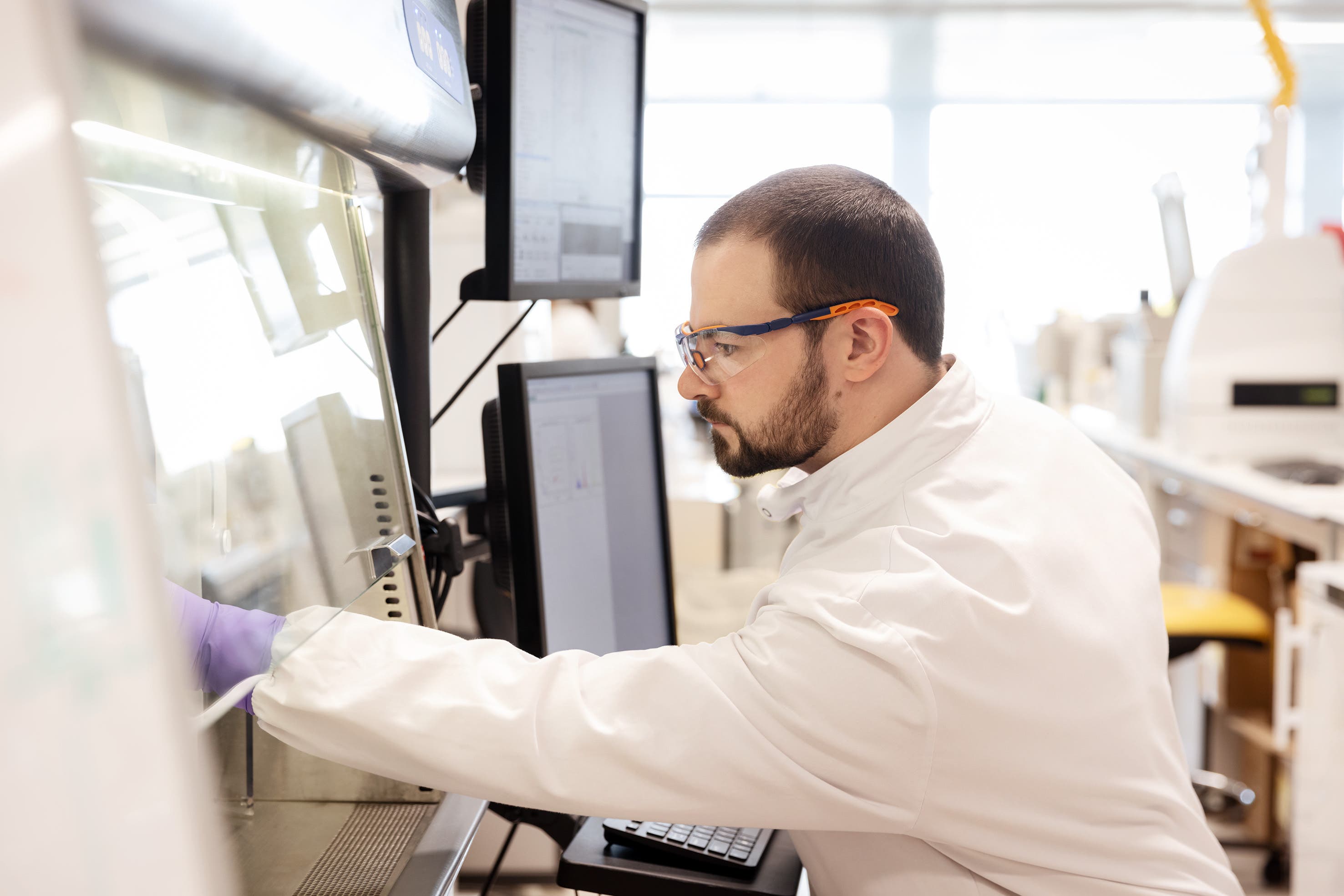 Pharma firms drop as FTSE 100 declines again