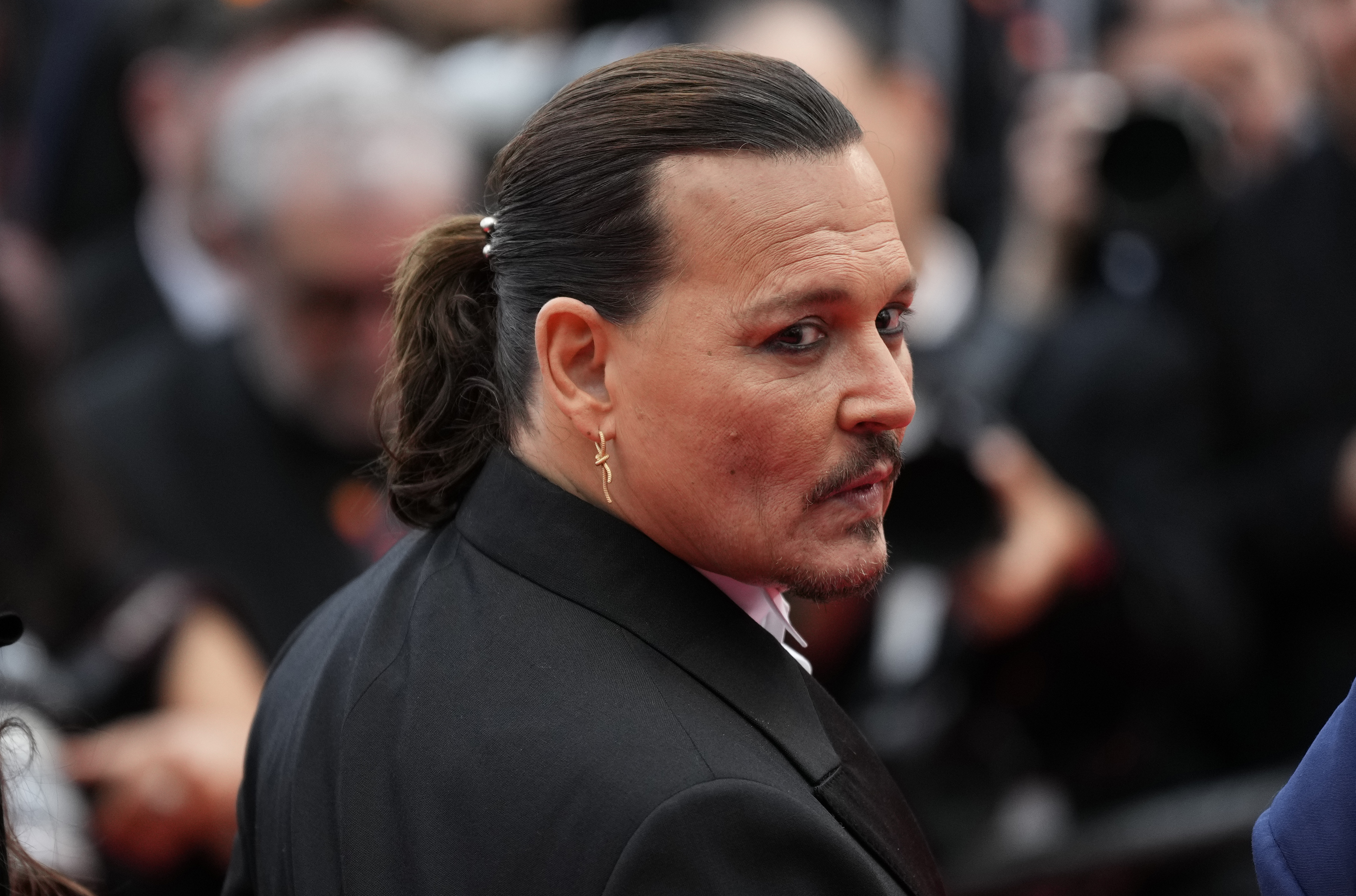 Depp ‘tears up’ after receiving 7-minute standing ovation at Cannes