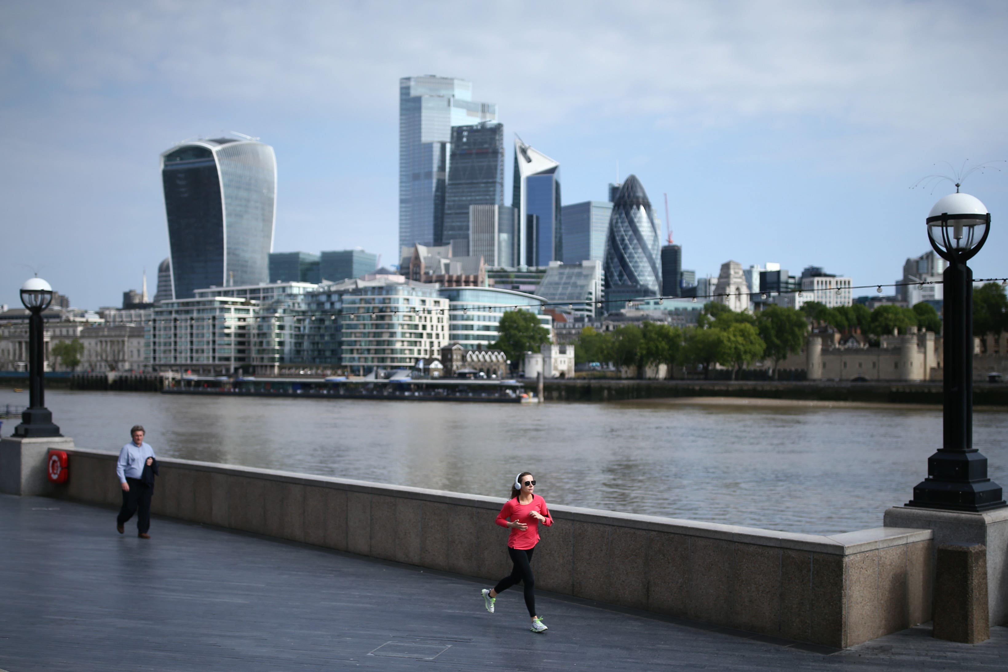 FTSE rises as oil majors pare back early falls