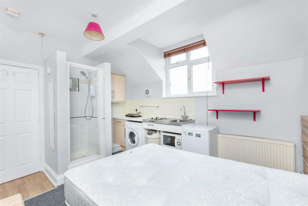 Sheen studio listed to rent for £1,000pcm - but there’s no private toilet and the shower faces the bed