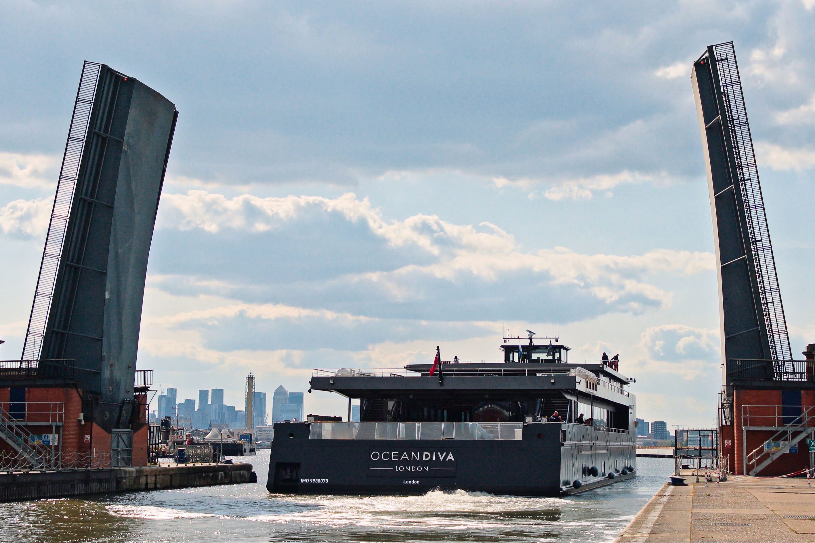 Largest ever Thames party boat Oceandiva ‘strikes anchor’ during test