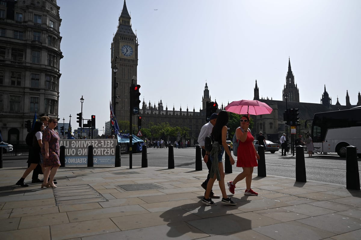 UK high street may be 'back in recession' as retail sales fall 0.9%