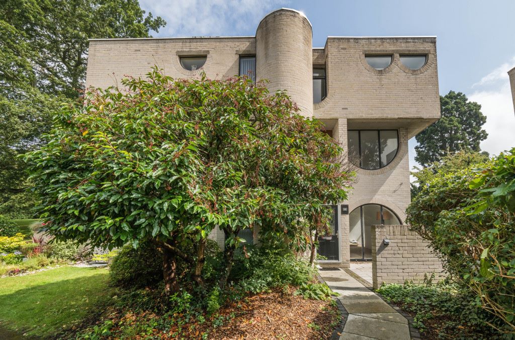The ultimate brutalist restoration project? Surrey ‘Elephant House’ up for auction for first time in 45 years