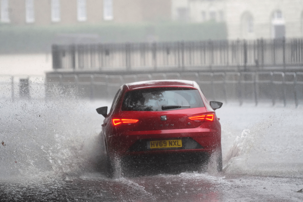 Thames streets and pubs placed on flood alert amid high spring tides