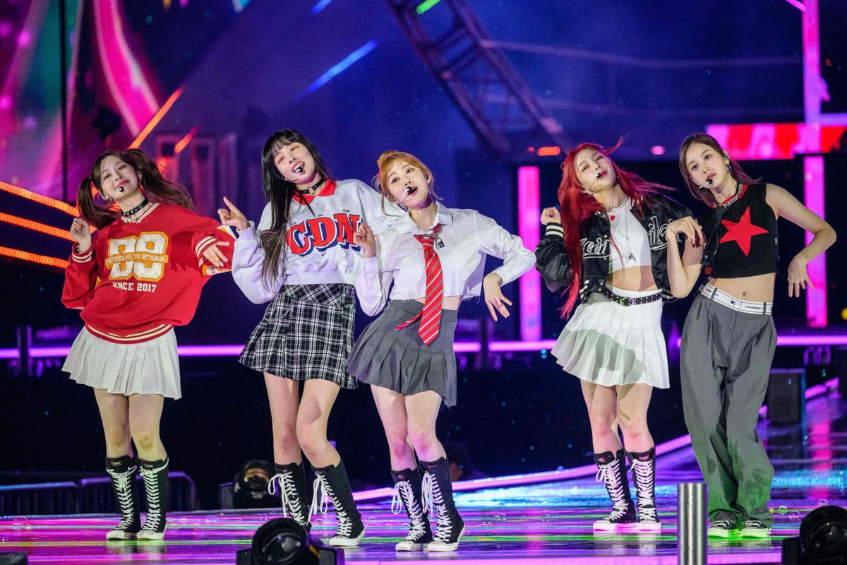 K-pop band STAYC accidentally don Glasgow Rangers tops in US gig