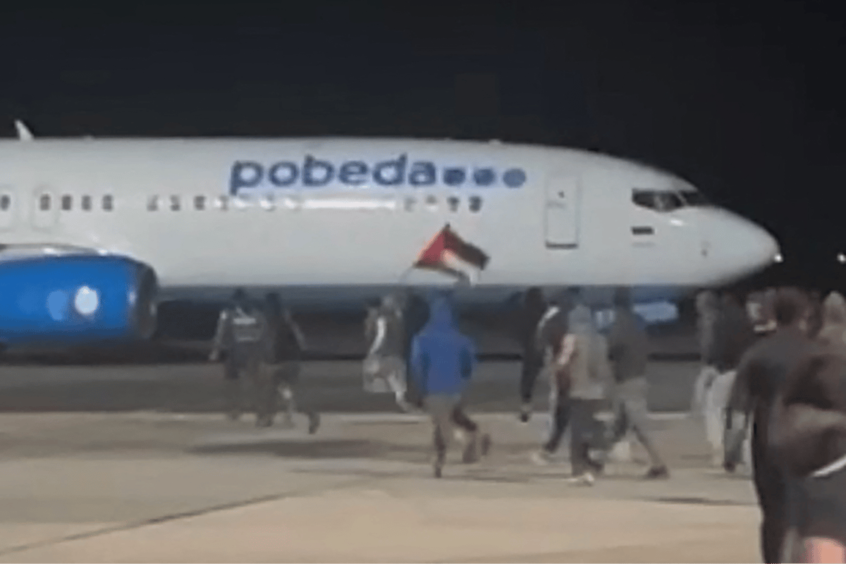 Anti-semitic hate mob hunted Jews when plane from Tel Aviv landed at airport in Russia's Dagestan region