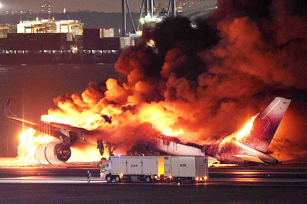 Japan Airlines fire: Five killed on coastguard plane after crash with passenger jet at Tokyo Haneda airport