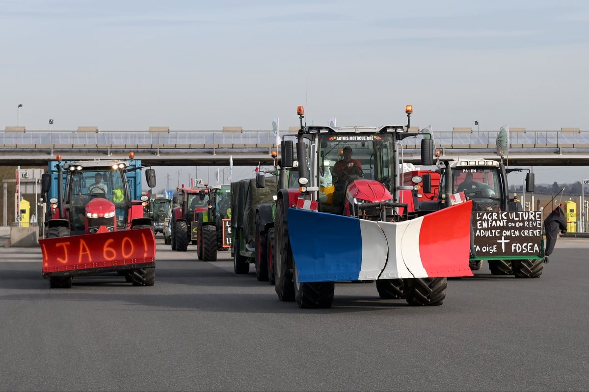 France's protesting farmers launch 'siege of Paris' as tractors approach capital 