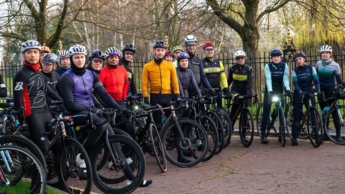 Cyclist 'robbed at knifepoint' by moped thugs in Regent's Park