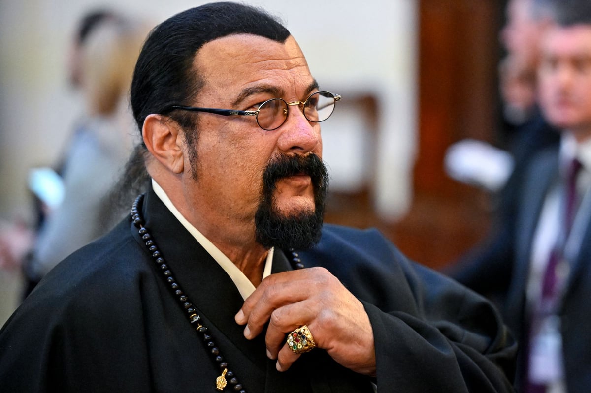 US action star Steven Seagal makes surprise appearance at Putin inauguration