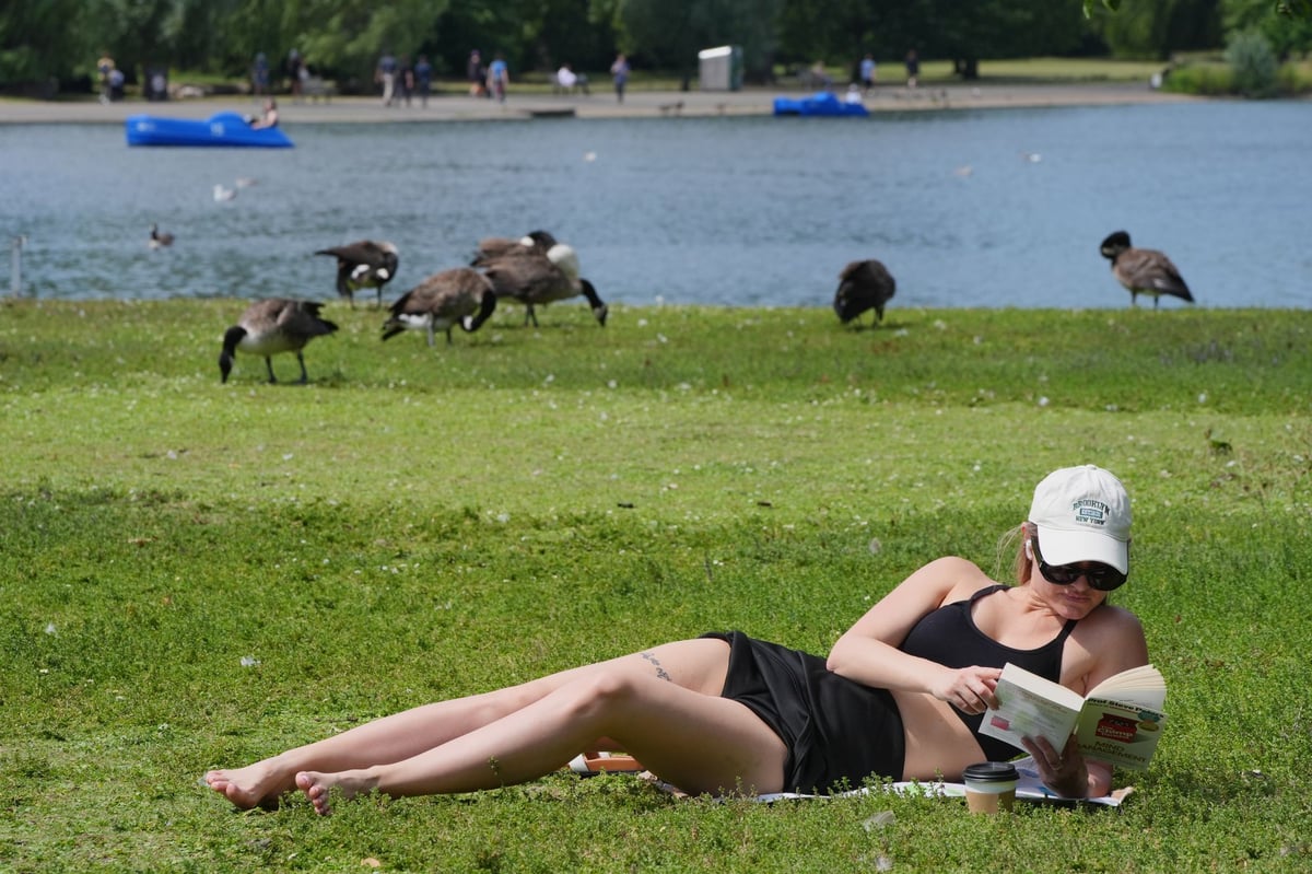 London spared thunderstorm battering as it sizzles in 30C