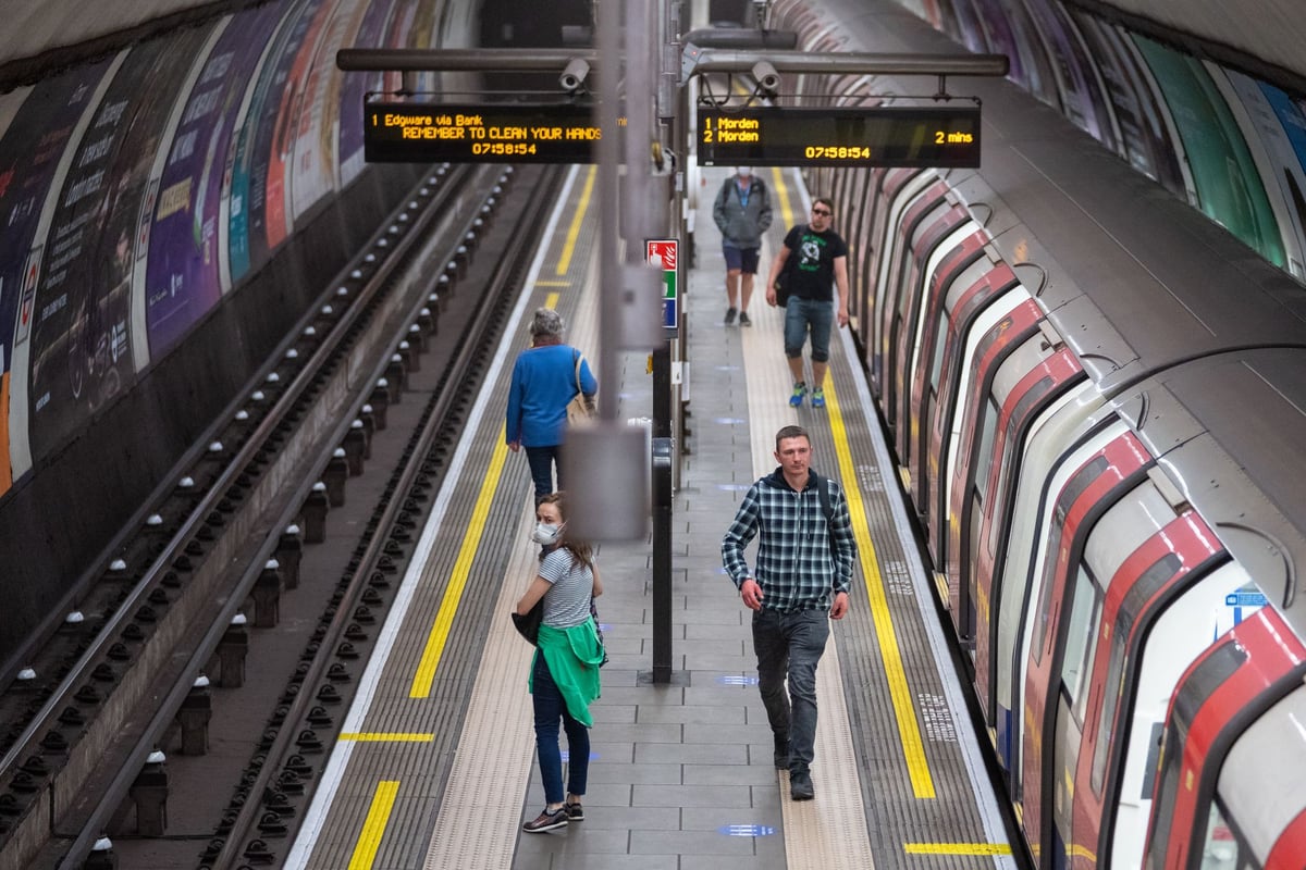 Tfl warns Tube passengers off rescuing belongings on the track