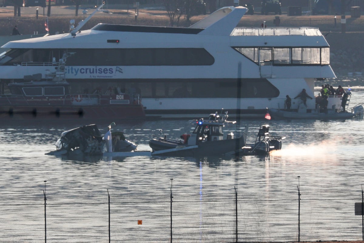 Washington plane crash LIVE: Trump suggests diversity hiring to blame as FAA safety report says 'air traffic control understaffed'