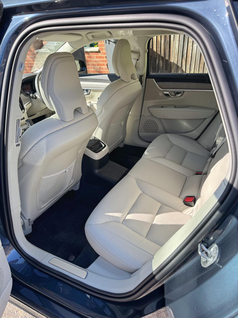 Volvo V90 - comfort in the back seats