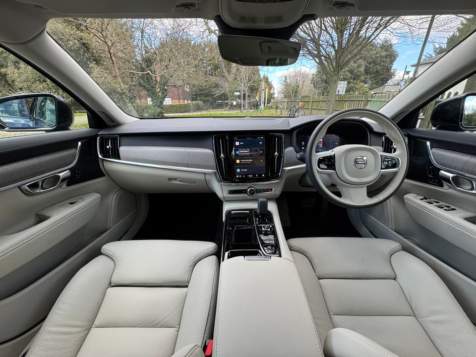 Volvo V90 T6 cabin