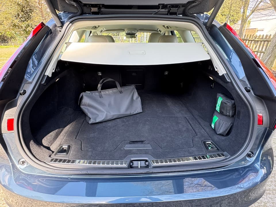 Charging cable bag in the boot of the Volvo V90 T6