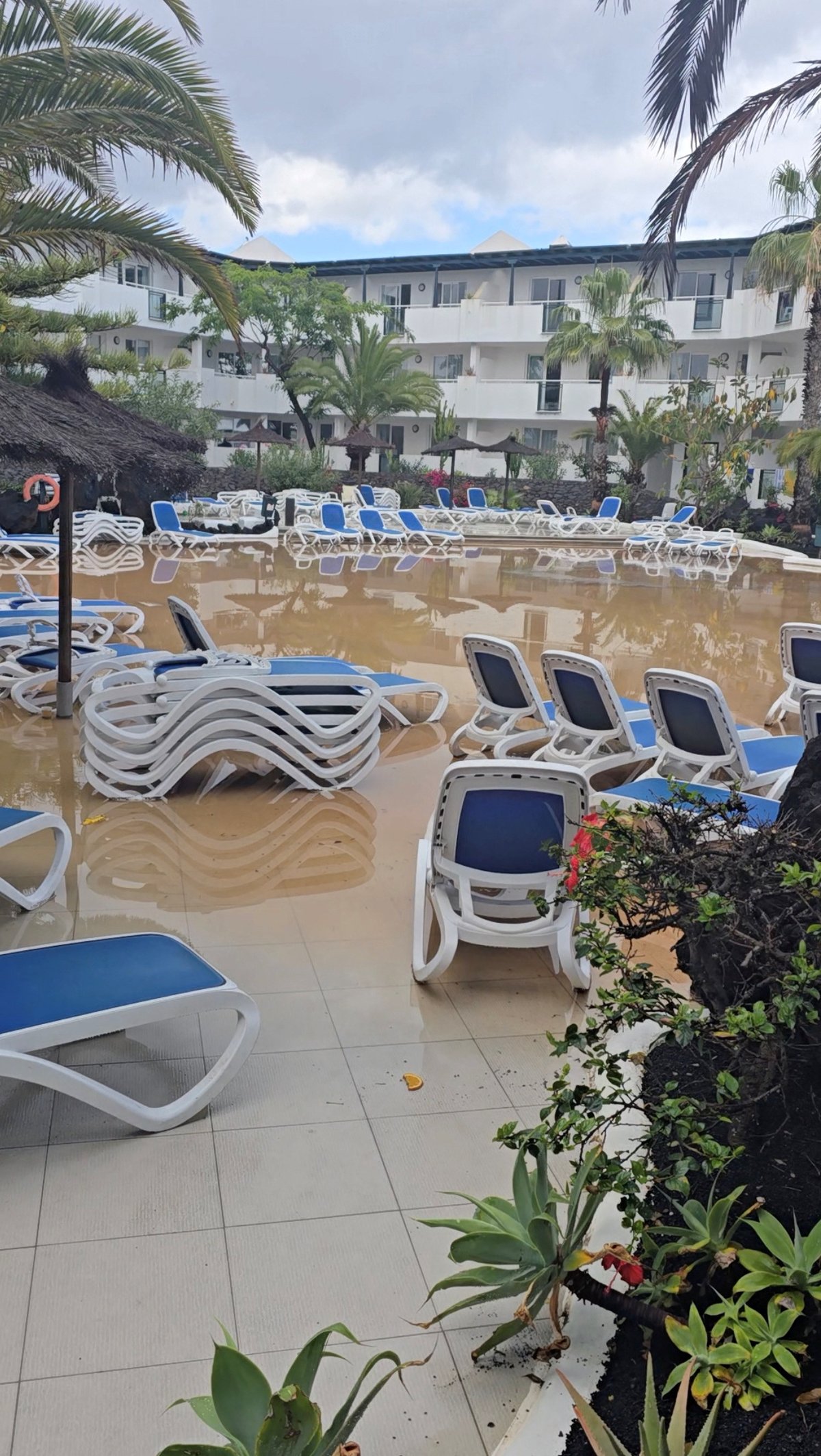 Holidaymakers handed travel warning after Lanzarote is hit by floods