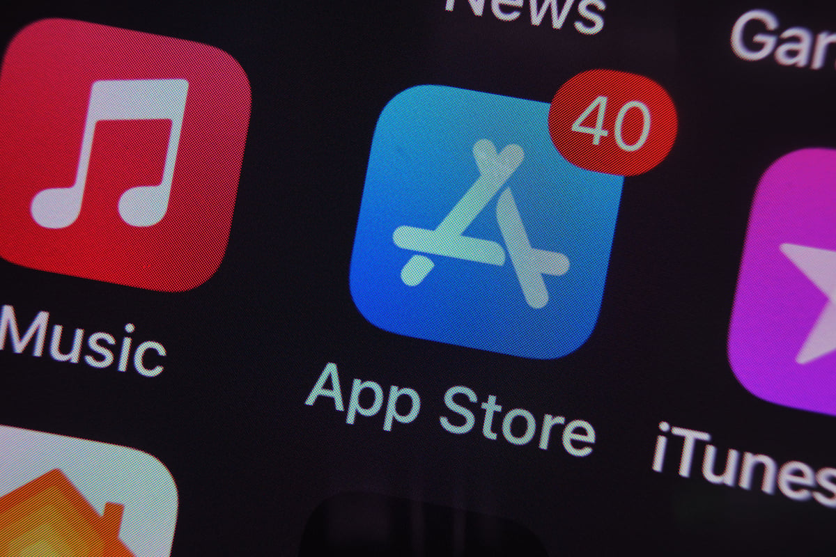 US judge refers Apple for possible criminal contempt probe